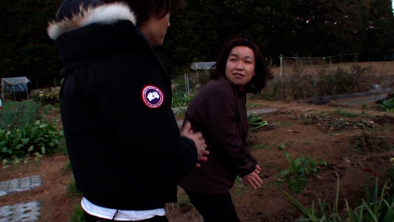 農作業中の熟女を番組インタビューとナンパして部屋に誘う！田舎暮らしで刺激に飢えてる熟女に若い肉棒で激ピスSEX！ サンプル 1