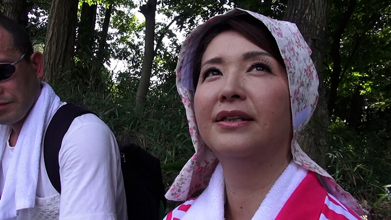 田舎暮らしで悶々とした生活から抜け出したいと刺激を求めてAVに応募して来た熟女と人生初の3人プレイで絶頂昇天イキ！ サンプル 1