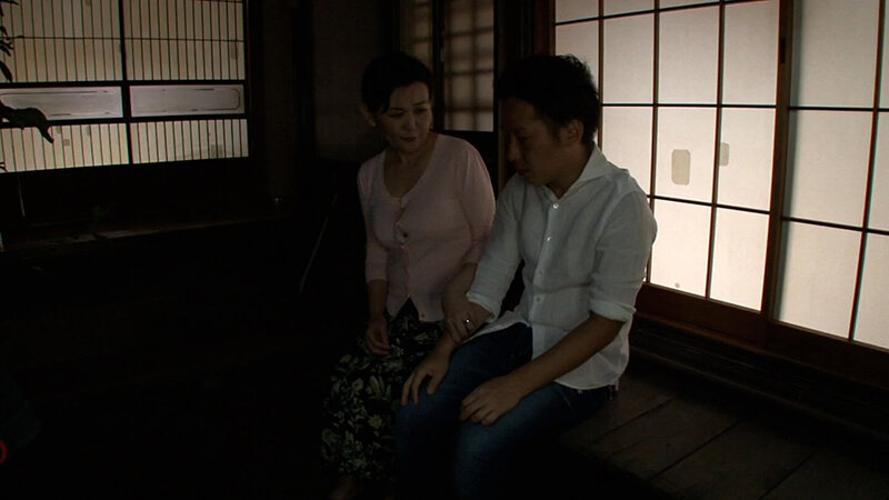 母さんが慰めてあげるから…。頭ではわかっていてもカラダが火照りアソコは濡れ！愚息の肉棒で淫靡に乱れる熟母。 サンプル 4