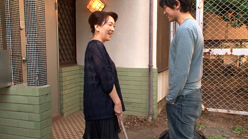 逞しく立派な男になって久しぶりに帰省して来た愚息！女の顔に豹変する淫乱熟母。親父の横で声をこらえて中出しSEX！ サンプル 1