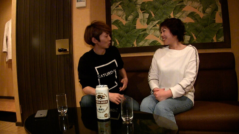 SEXは好きだけどプライベートではご無沙汰。遅咲き熟女がAVエッチで欲求不満解消の濃厚交尾！ サンプル 3