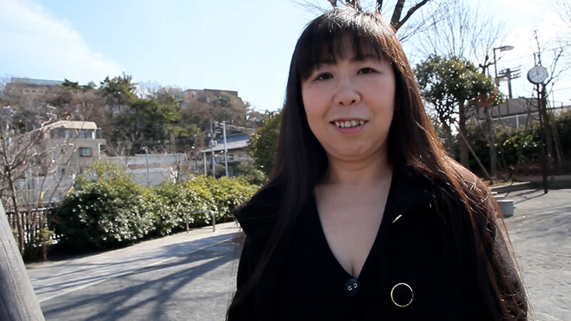 Fカップの超ロングヘアーの独り身熟女が寂しさに耐えかねて嵌め撮りAVデビュー！久々のSEXに全集中の中出しSEX！ サンプル 1