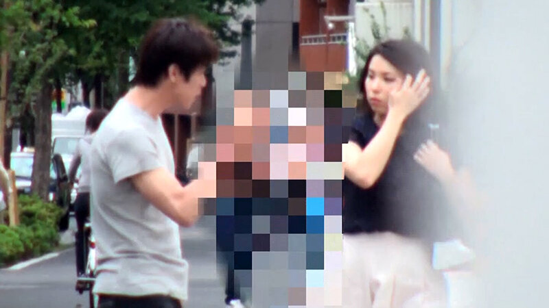 街行く清楚な雰囲気の美人奥様をナンパ！夫婦生活のちょっとエッチな質問とAV鑑賞させたら…。むっつり奥様と乱交SEX！ サンプル 1