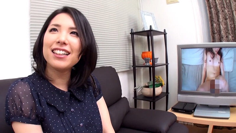 街行く清楚な雰囲気の美人奥様をナンパ！夫婦生活のちょっとエッチな質問とAV鑑賞させたら…。むっつり奥様と乱交SEX！ サンプル 4