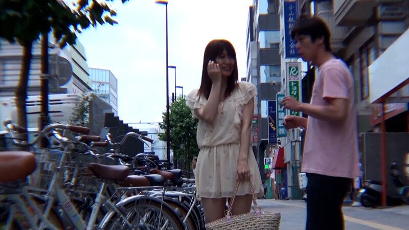 街行く可愛らしい若妻さんを商品開発のモニターとナンパしてAVを見てもらったら…。大人しそうな若妻さんと乱交中出しSEX！ サンプル 1