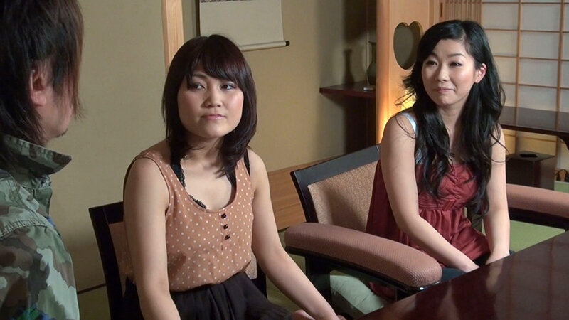 42歳スレンダー巨乳妻は娘さんの前で電マで刺激され身体に熱い火が灯る！ サンプル 1
