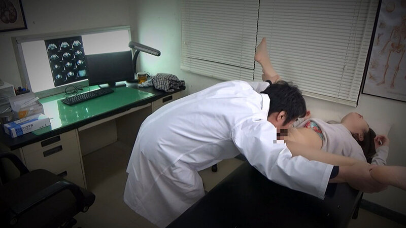 悪徳産婦人科のベッドの上は危険がいっぱい！電マでイカされ挿入されちゃう女性患者！ サンプル 11