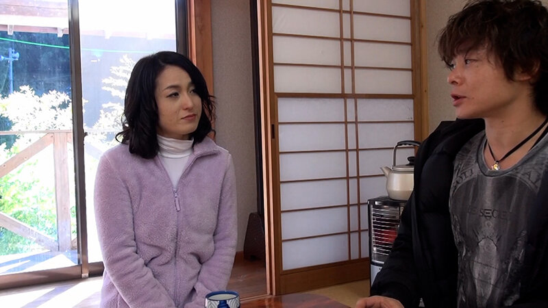 山間部に暮らす清楚な美熟女が旦那とのセックスレスで刺激を求めてAV出演。旦那に内緒で自宅でドキドキAVSEX！ サンプル 2