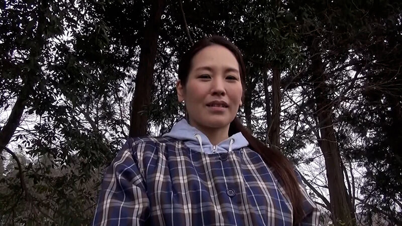 田舎で見つけた結婚20年の大人しい雰囲気の美熟女をインタビューとナンパしてホテルに…。ボディタッチで下着にシミを作ってイキまくり！ サンプル 1