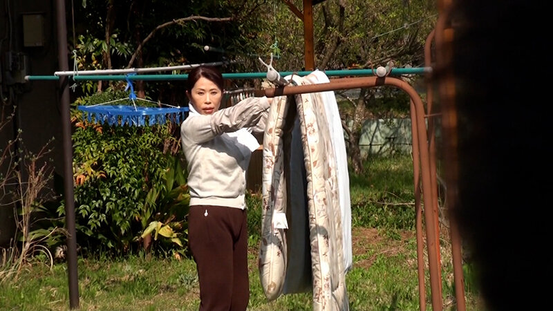 早くに旦那さんを亡くして独り身で田舎暮らしの五十路熟女。寂しさとひと肌恋しくて野外で大胆初撮りSEX！ サンプル 1