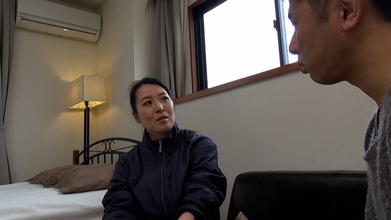 田舎で見つけた結婚10年目の四十路熟女。旦那さんとはしてないけどパイパン！？敏感ピンクの割れ目から溢れる愛液！ホントはエロい熟女と濃厚交尾！ サンプル 2