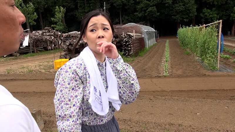 農業の実態調査と作業中の熟女さんをナンパしてホテルでインタビュー！バツイチ性欲旺盛熟女と欲求不満解消の中出しSEX！ サンプル 1