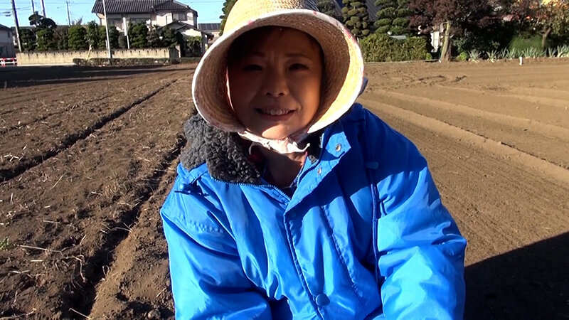 サツマイモ農家を営む熟女さん、7年前に旦那さんを亡くして悶々とした日々を解消する為、AVセックスで快楽絶頂イキ！ サンプル 1