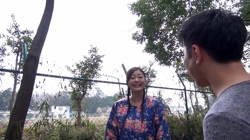結婚3年目の若妻さんをアンケート調査とナンパ。田舎暮らしで刺激が欲しい若妻さんと快楽絶頂の中出し交尾！ サンプル 1