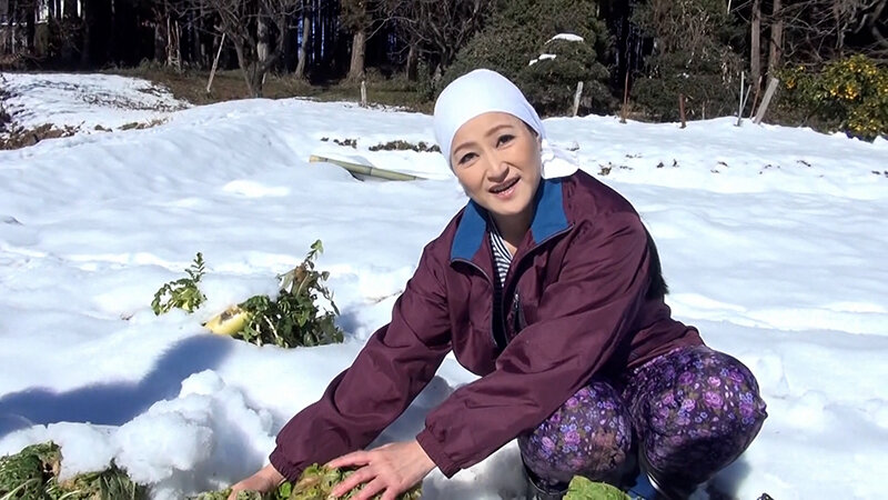雪の中で白菜の収穫をする熟女さんが納屋で欲望のままに悶えイキまくる本能丸出し中出し交尾！ サンプル 1