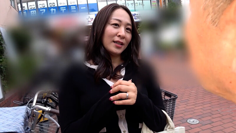 地元の商店街で刺激に飢えてる熟女をナンパ！普通の主婦ほど熟れたカラダを持て余して白目を剥いてイキ狂う！ サンプル 1