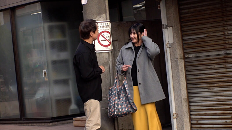小さな商店街で買い物途中の普通の主婦をナンパして意気投合して勢いで自宅へ…。いつものベッドで他人棒に狂う素人熟女とハードFUCK！ サンプル 1