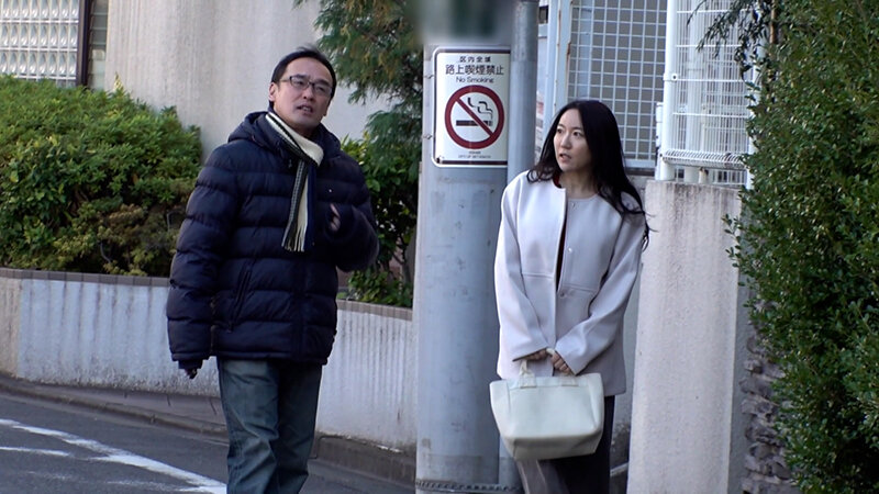 清楚な雰囲気の奥様も欲求不満を抱えて生活している！？小さな商店街の地味な奥さんと行きずり濃厚FUCK！ サンプル 1