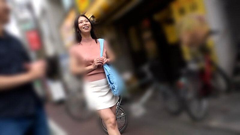 「引っ越して来たばかりでこの辺案内してもらえますか？」小さな商店街で買い物途中の奥様をナンパ！普通の奥様ほど刺激を求めて大胆FUCK！ サンプル 1
