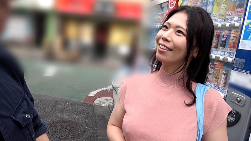 「引っ越して来たばかりでこの辺案内してもらえますか？」小さな商店街で買い物途中の奥様をナンパ！普通の奥様ほど刺激を求めて大胆FUCK！ サンプル 2