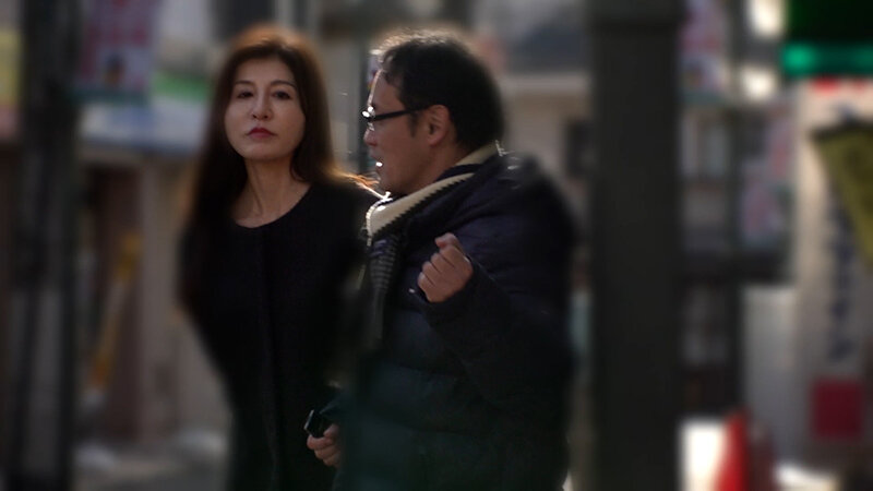 地元の小さな商店街で買い物途中の高身長の熟女をナンパしてヤリ部屋に…。寂しい独身オヤジの肉棒にイキまくる素人熟女！ サンプル 2