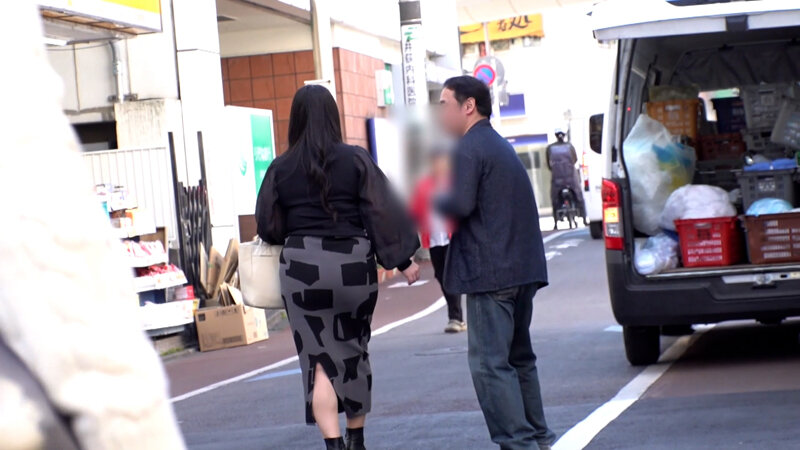寂れた商店街で買い物途中のふくよかな肉体の奥様をナンパ！久しぶりのナンパで平凡な生活にピリオド！？ひと時の刺激に乱れる素人熟女！ サンプル 1