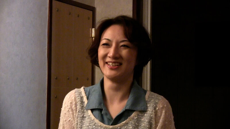 上品な顔立ちで真面目に過ごしてきた熟女が人生初のカメラの前での大股開き！濡れた股間を他人棒で激ピスされて本能丸出し淫乱イキ！ サンプル 1