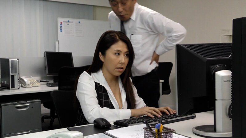 社長とふたりきりの残業！甘い言葉にその気になる熟れたカラダの熟女の濃厚セックス！ サンプル 1