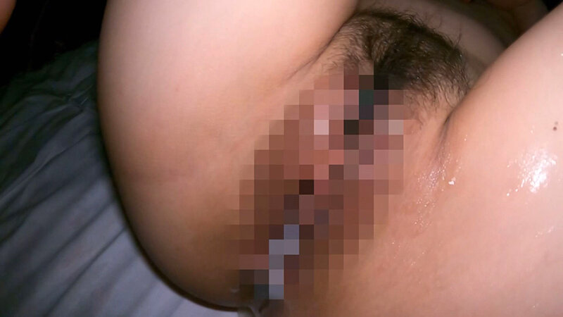 暗闇に浮かぶ色白彼女のなまめかしい身体！たまらず漏れるキュートな喘ぎ声！ サンプル 15