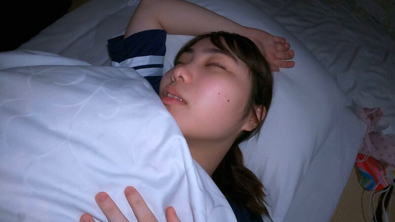 暗闇に浮かぶ色白彼女のなまめかしい身体！たまらず漏れるキュートな喘ぎ声！ サンプル 1