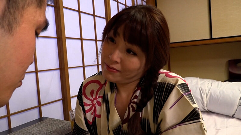 五十路の超乳熟母としっぽり温泉旅行！浴衣から零れる乳房に思わずぶっかけSEX！ サンプル 1