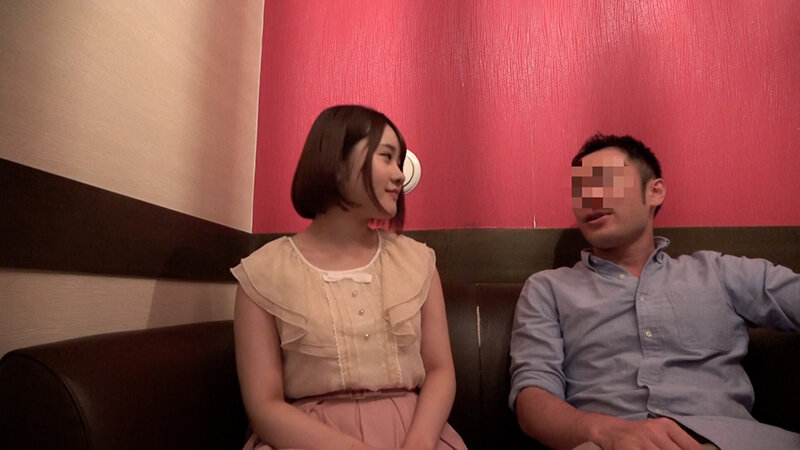 嵌め撮り初体験の純情娘とラブホでAV観ながらノリパコ中出しSEX！ サンプル 1