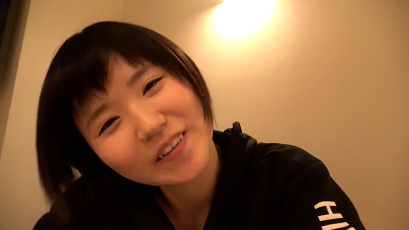 あどけない笑顔でオヤジ肉棒にしゃぶりつく明るくエッチな黒髪ショート娘とラブホで中出しFUCK！ サンプル 1
