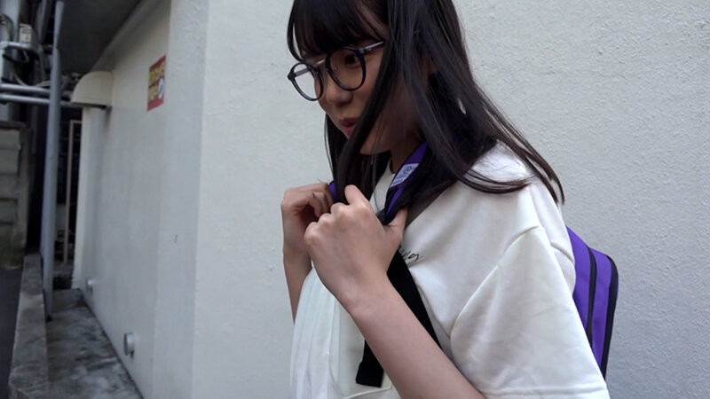 地味目な陰キャ眼鏡娘をナンパしてAV男優と嵌め撮りしませんか？もの静かな乙女も性への興味は尽きない貪欲SEX！ サンプル 1