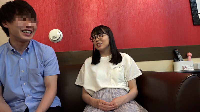 地味目な陰キャ眼鏡娘をナンパしてAV男優と嵌め撮りしませんか？もの静かな乙女も性への興味は尽きない貪欲SEX！ サンプル 3