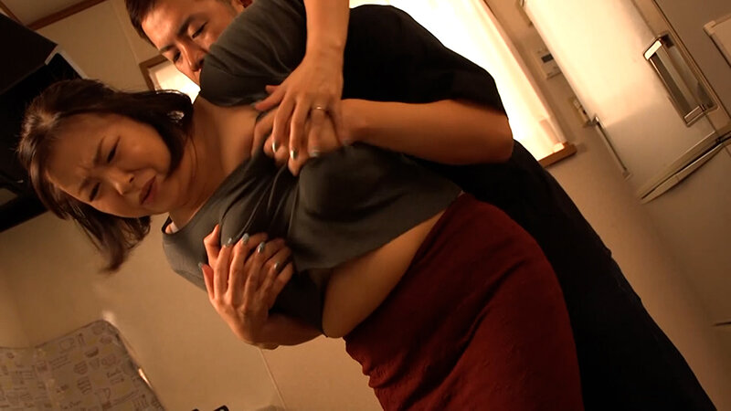 実家に帰省中の娘夫婦。娘の居ぬ間にぽっちゃり義母と禁断の肉欲セックス！ サンプル 4