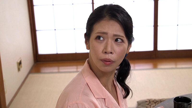 娘婿の裸を覗きオナニーに没頭する義母と本能丸出し絶頂中出しセックス！ サンプル 1