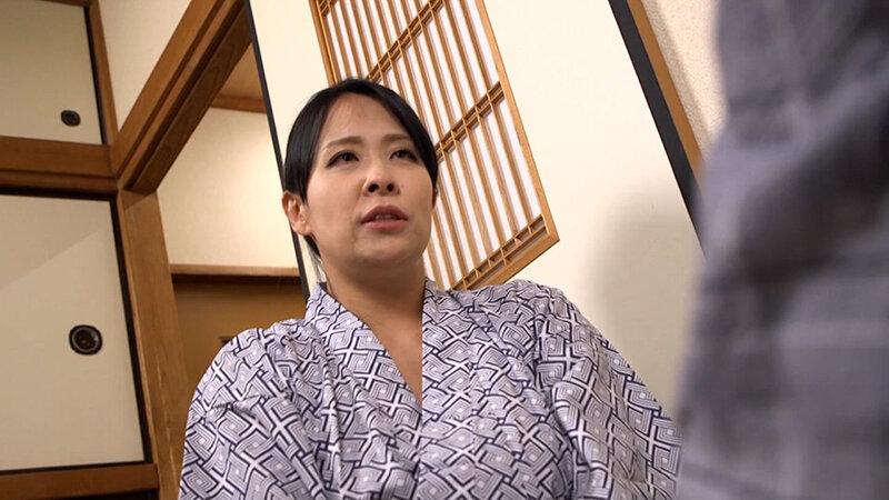 熟れたカラダを持て余す未亡人の義母。色っぽいカラダに魅せられた娘婿と禁断の肉欲セックス！ サンプル 5