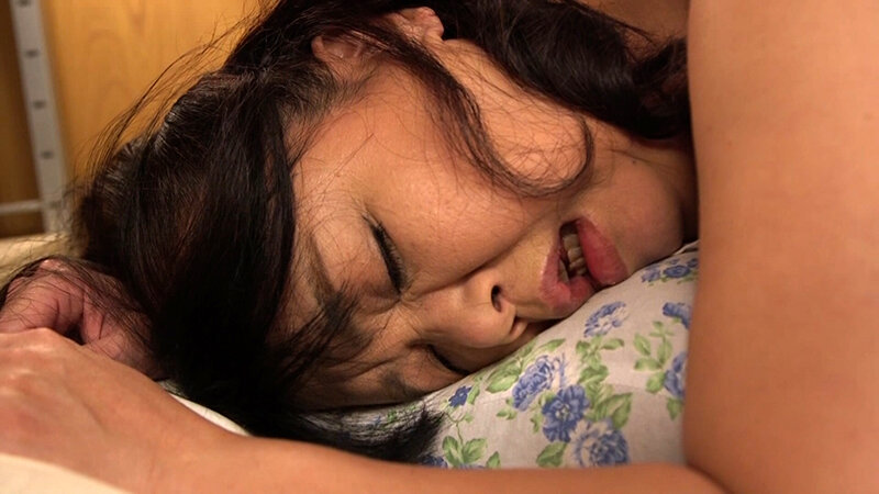 うちの母ちゃんは性欲強め！夕飯のおかずはオナニーに使ったナス！？ サンプル 15