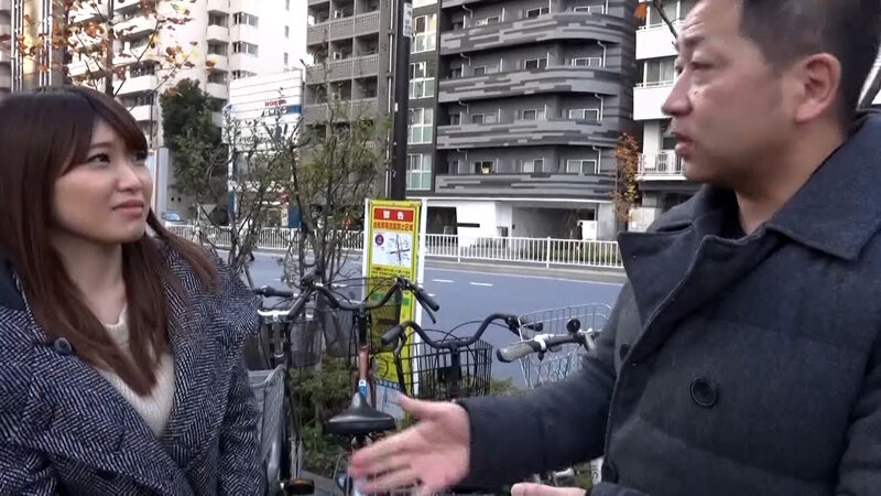 街行く若妻さんをアンケート調査とナンパして部屋に誘うと…。推定Hカップの巨乳人妻さんとみんなでノリパコ中出し乱交セックス！ サンプル 1