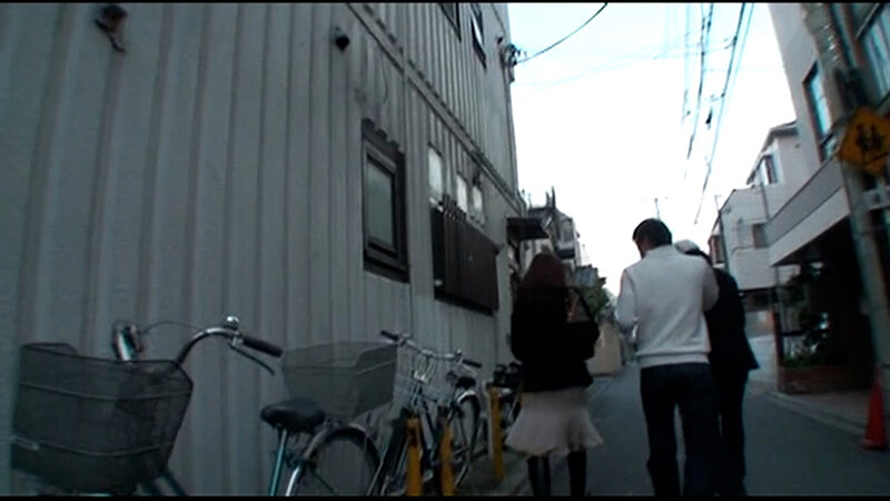街行くセレブ奥様にアンケート調査とナンパして部屋に誘うと、まさかのGカップ巨乳！熟れた豊満巨乳妻に肉棒見せてノリパコ中出し！ サンプル 1