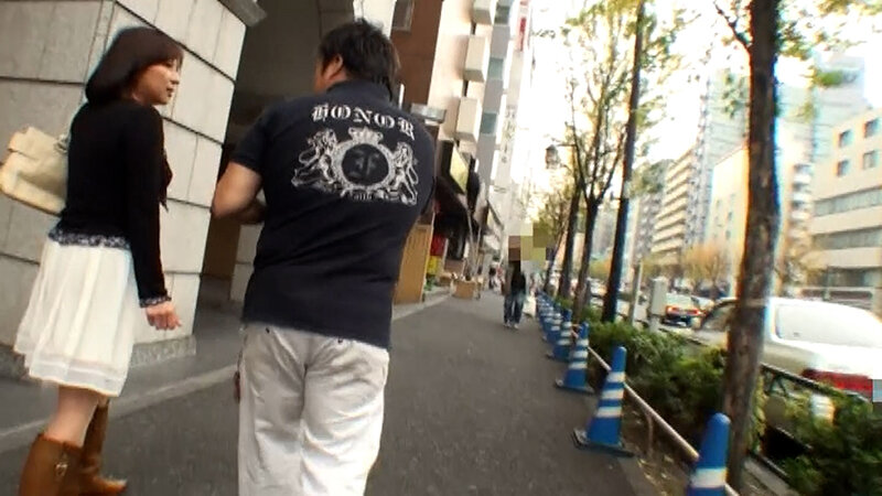 街行く清楚な巨乳奥さまをナンパして商品モニターをお願い！大量のアダルトグッズに興味津々の奥様となし崩しの乱交中出しセックス！ サンプル 1