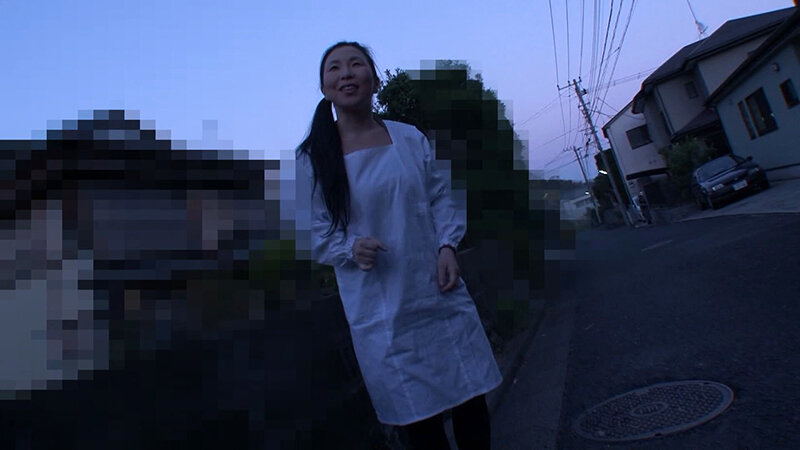 【代々続く老舗旅館の美人女将をこっそり…！】旦那は出稼ぎ、淋しい女将の乾いたアソコをこっそり弄って、肉棒ぶっ刺しイカせてやる！ サンプル 1