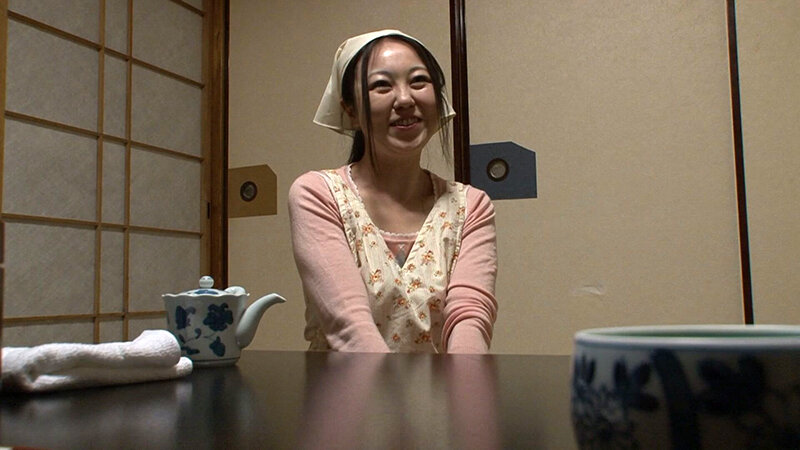 【代々続く老舗旅館の美人女将をこっそり…！】可愛い笑顔で、明るく振舞う美人女将は未亡人！久しぶりの極太肉棒を美味しそうに頬張り、白い柔肌の熟れた躰が肉欲に濡れる！ サンプル 1