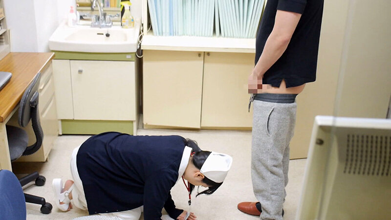 清楚で可愛いナースのミスに付け込んで、喉奥まで肉棒をぶち込む！密かな変態性に目覚めて肉棒を欲しがり、膣奥まで突かれまくって、乱れてイキまくる可愛い人妻変態ナース。 サンプル 2