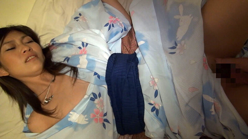 温泉ナンパ！浴衣に着替えたスレンダー妻が満面の笑みで男にまたがる！ サンプル 8