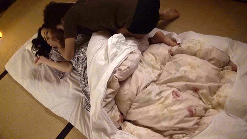 「娘が居るから！」娘のすぐ横で声を我慢！美人熟女と大胆夜更けのSEX サンプル 2