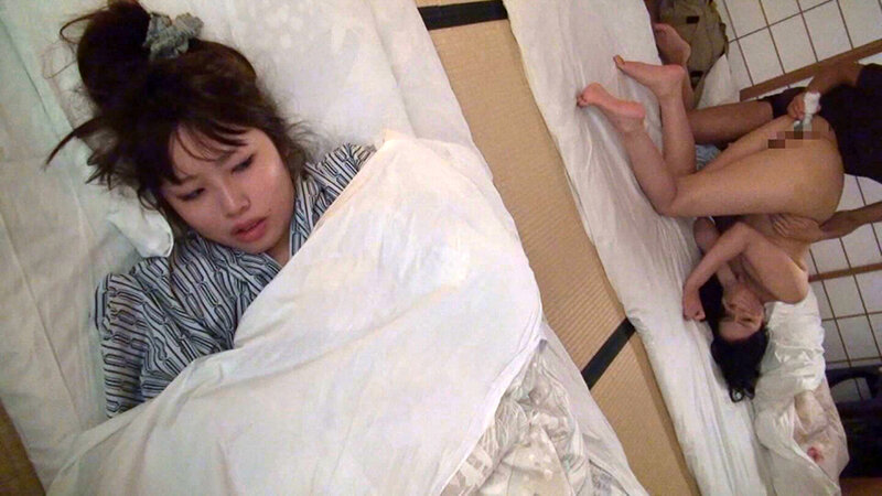 「娘が居るから！」娘のすぐ横で声を我慢！美人熟女と大胆夜更けのSEX サンプル 6
