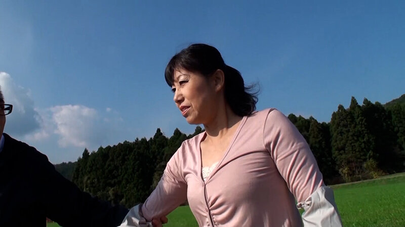 地方の農村で暮らす欲求不満の熟女をナンパして濃厚セックス！ サンプル 2