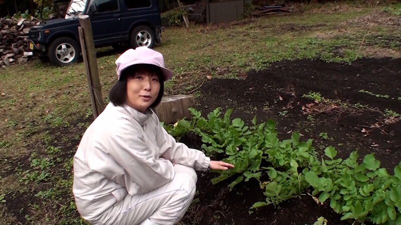 田舎で農業に従事する熟女を対象に取材している、と農作業中の四十路熟女をナンパして旅館に誘い快楽に堕ちる濃厚中出しセックス！ サンプル 1